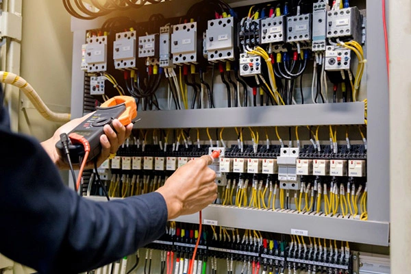 In che modo la selezione del resistore influisce sulle prestazioni del circuito elettronico?